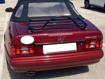 Mercedes SL AMG mit schwarzem Revo Rack Gepäckträger montiert von hinten fotografiert in der Sonne