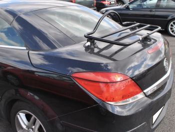 zwarte Opel astra cabriolet met een revo-rack bagagerek gemonteerd op de bot gefotografeerd vanaf de zijkant