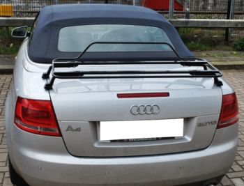 Audi A4 decappottabile argento con portapacchi nero montato