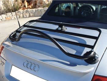 Audi TT avec porte-bagages Revo Rack noir fixé, photographié de côté