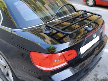 BMW 335i convertible e93 noire avec un porte-bagages noir revo monté sur le coffre ou le coffre, photographié sur le côté