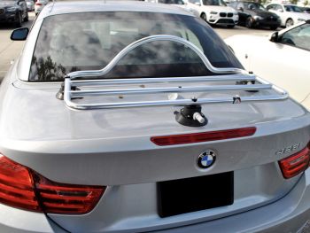 zilveren BMW 4-serie cabriolet met bagagerek gemonteerd