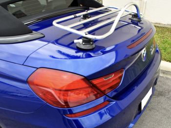felblauwe bmw m6 cabrio met RVS bagagerek gemonteerd vanaf de zijkant gefotografeerd