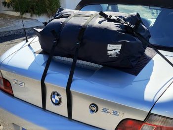 BMW Z3 2.2 plateado con portaequipajes boot-bag instalado, fotografiado de cerca en la parte trasera