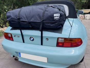 Türkisfarbener BMW Z3 mit montiertem Boot-Bag-Gepäckträger, fotografiert aus der Nähe von hinten