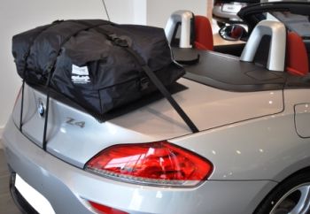 zilveren bmw z4 e89 in een BMW-showroom met het dak naar beneden en een bagagerek gemonteerd, van achteren gefotografeerd