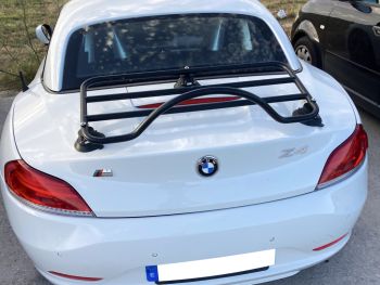 Weißer BMW Z4 E89 mit schwarzem Revo Rack Gepäckträger, von hinten fotografiert