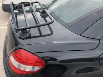 Mercedes SLK con portapacchi Revo Rack nero attaccato fotografato da vicino di lato