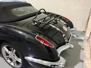 
schwarzes corvette cabrio mit eingebautem revo-rack gepäckträger