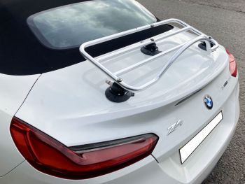 blanc bleu bmw z4 g29 2.0i avec un porte-bagages chromé revo-rack pa installé photographié de près de l'arrière