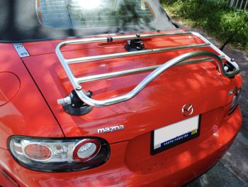 mazda mx5 nc bagagerek revo-rack gepolijst en geanodiseerd aluminium frame gemonteerd op een rode nc mx5