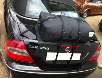 schwarz mercedes-benz clk cabrio mit einem boot-bag Gepäckträger montiert außerhalb an einem sonnigen Tag