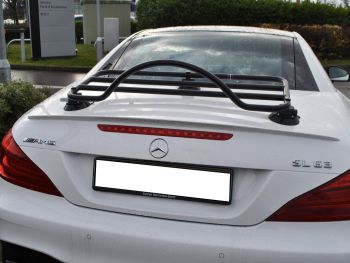 WEISS MERCEDES SL 63 AMG MIT EINEM SCHWARZEN GEPÄCKTRÄGER IM REGEN