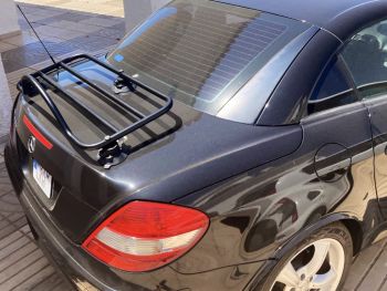 Mercedes SLK con portaequipajes Revo Rack negro acoplado, fotografiado desde atrás