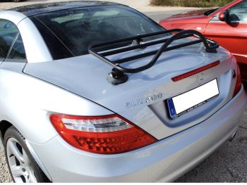 Silberner Mercedes SLK R172 mit schwarzem Revo Rack montiert, von hinten fotografiert