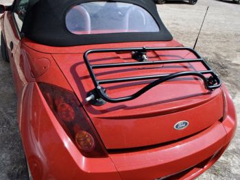 Rode Ford StreetKA cabrio met een revo-rack zwart bagagerek gemonteerd op de kofferbak