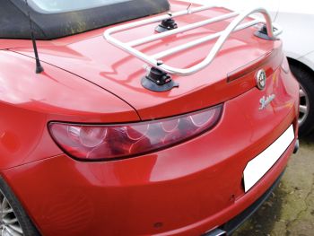 Modello rosso alfa romeo spider brera 939 con portapacchi in acciaio inox montato sul bagagliaio