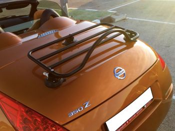 bronze 350z nissan cabriolet an einem sonnigen tag mit einem schwarzen revo-rack gepäckträger ausgestattet