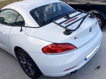 BMW Z4 E89 blanco con portaequipajes Revo Rack negro acoplado, fotografiado de cerca desde atrás