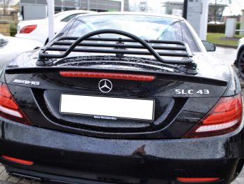 Schwarzer Mercedes SLC mit schwarzem Revo Rack Gepäckträger montiert von hinten fotografiert im Regen