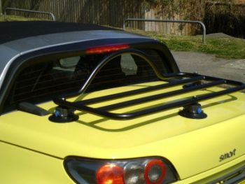 Gelber Smart Roadster mit schwarzem Revo Rack Gepäckträger angebracht fotografiert