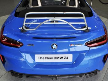 BMWショールームの明るいブルーBMW Z4 G29、レボラックラゲッジラックが取り付けられています