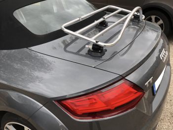 Grafiet Audi TT Roadster mk3 typ8s Cabrio met een revo-rek pa RVS chroom bagagerek gemonteerd vlak aan de achterzijde gefotografeerd