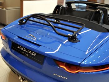 Revo Gepäckträger schwarz Gepäckträger montiert am blauen F Type Cabriolet in einem Jaguar Showroom 